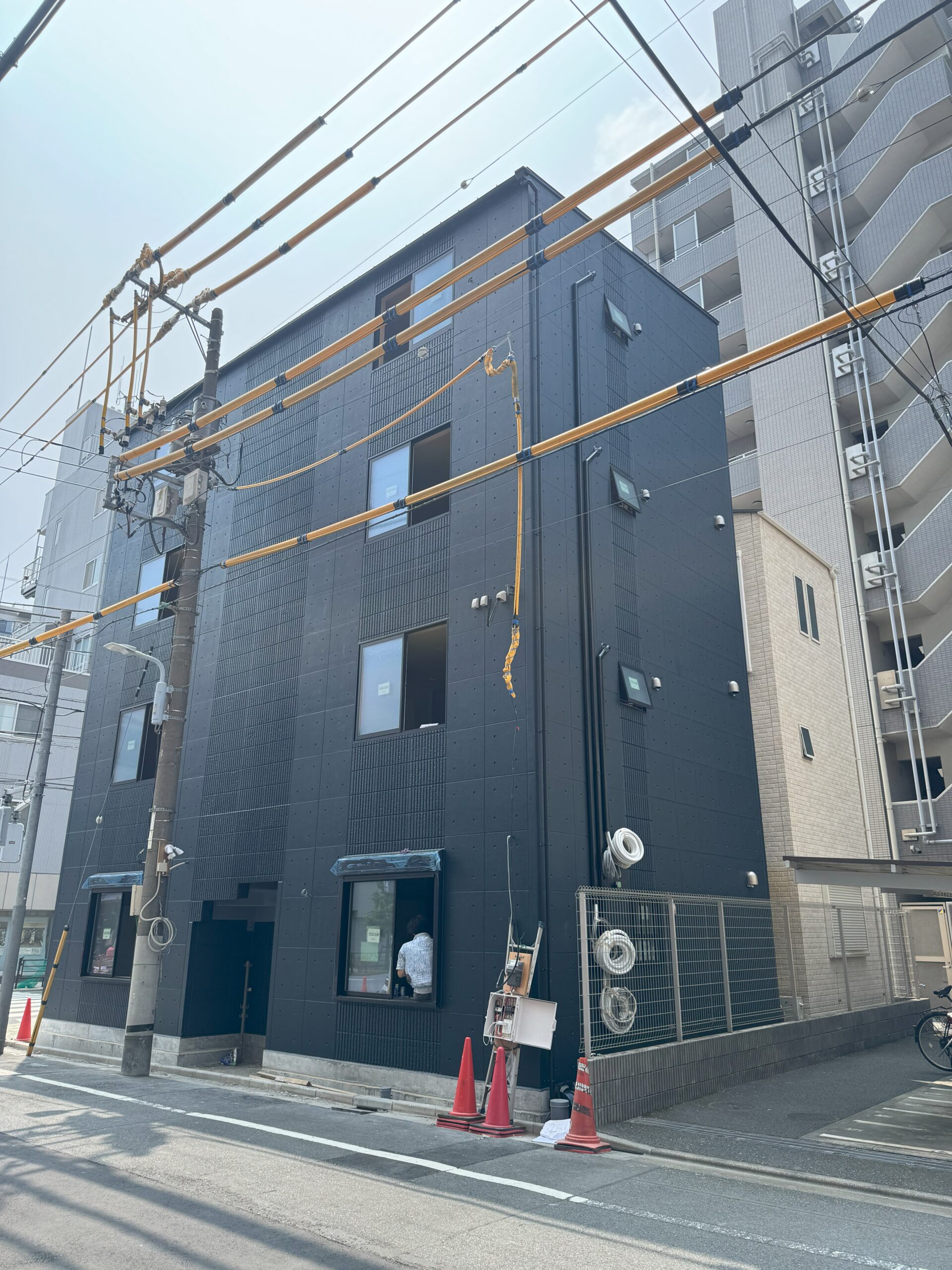 アミアミコムが提供する「あみシェア」物件で今年発売された「あみシェア浅草」の建物画像。グレーを基調にしたスタイリッシュな外観の4階建てマンション。