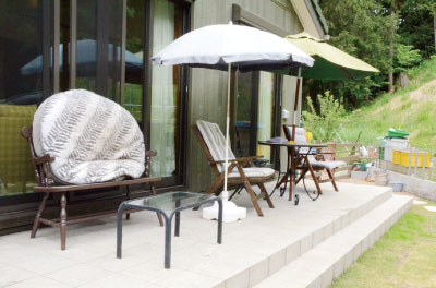 大勢が集まってBBQも楽しめる広いテラス