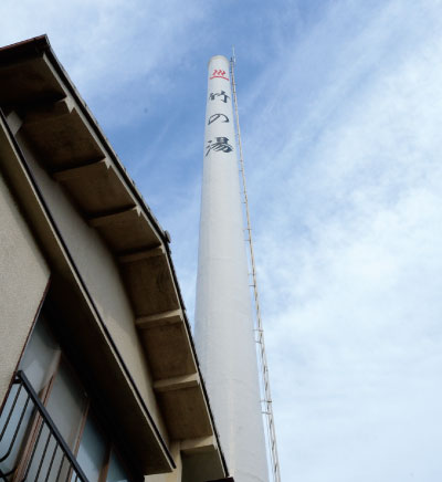 ひびを修復後、炭素繊維を二重に巻いて補強した煙突