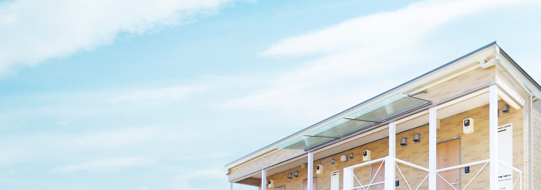 明るい空と共にあるアパート