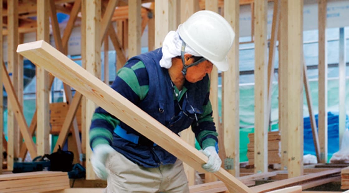 男性が建築作業をしている写真