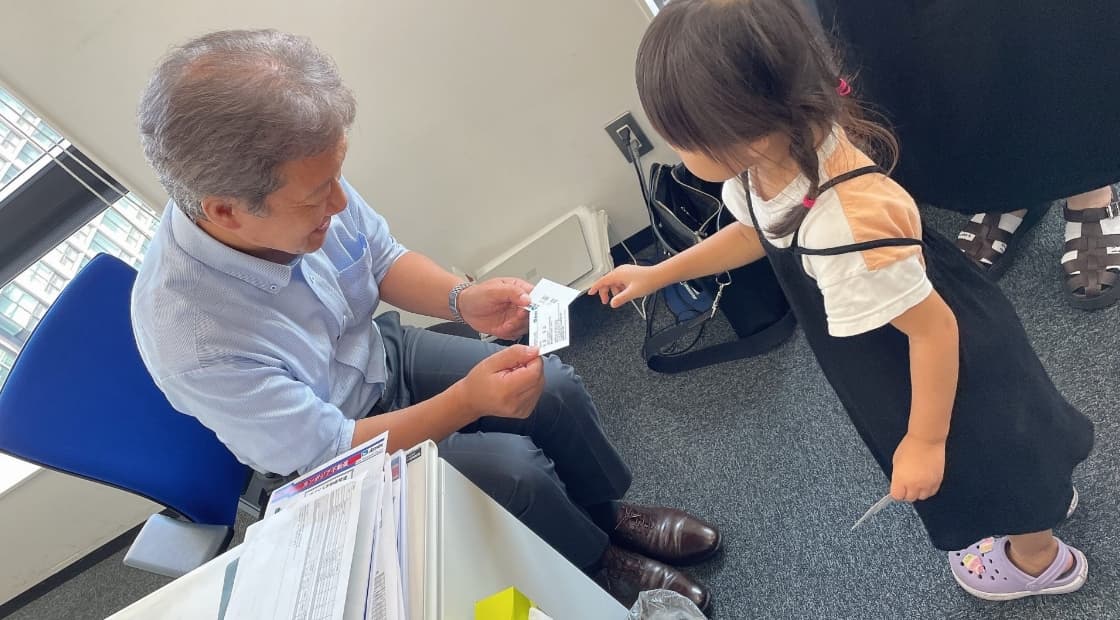 イベントをしている高齢者と子供の写真